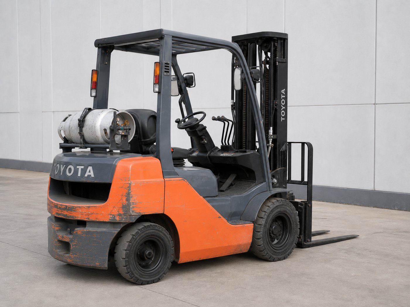 Used Toyota 8FG25 2.5 ton LPG forklift for sale, full machine, rear